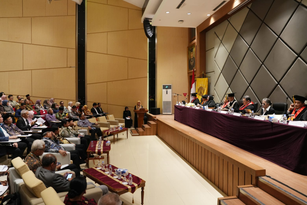Suasana ujian terbuka level doktoral yang dilakukan oleh aktivis pro demokrasi Titi Angraini di Universitas Indonesia berlokasi di Depok Jawa Barat.
