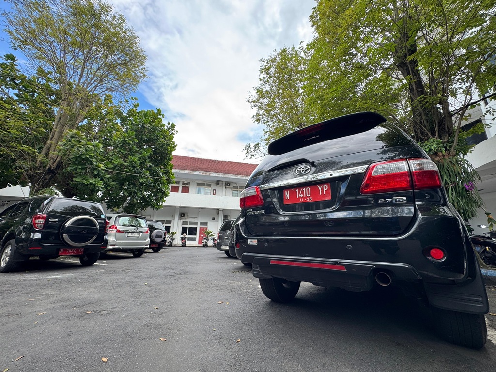 Mobil-mobil dinas pemkab Lumajang yang tengah diparkir di halaman kantor Pemkab Lumajang.