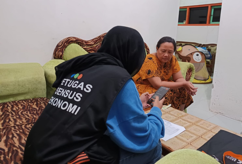 Petugas Sensus Ekonomi 2026 melakukan pendataan secara door to door kepada warga di Kabupaten Bondowoso, Senin (15/6/2026). Sebanyak 993 petugas diterjunkan BPS Bondowoso untuk mendata aktivitas usaha hingga 31 Agustus 2026.