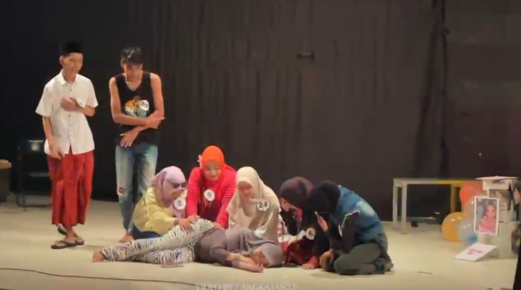 Suasana Aula Gedung Baru UIN Madura pecah oleh tepuk tangan dan gelak tawa penonton pada Senin malam (15/6/2026). “HAH” karya Putu Wijaya, dibawakan mahasiswa Tadris Bahasa Indonesia (TBIN) 2023.