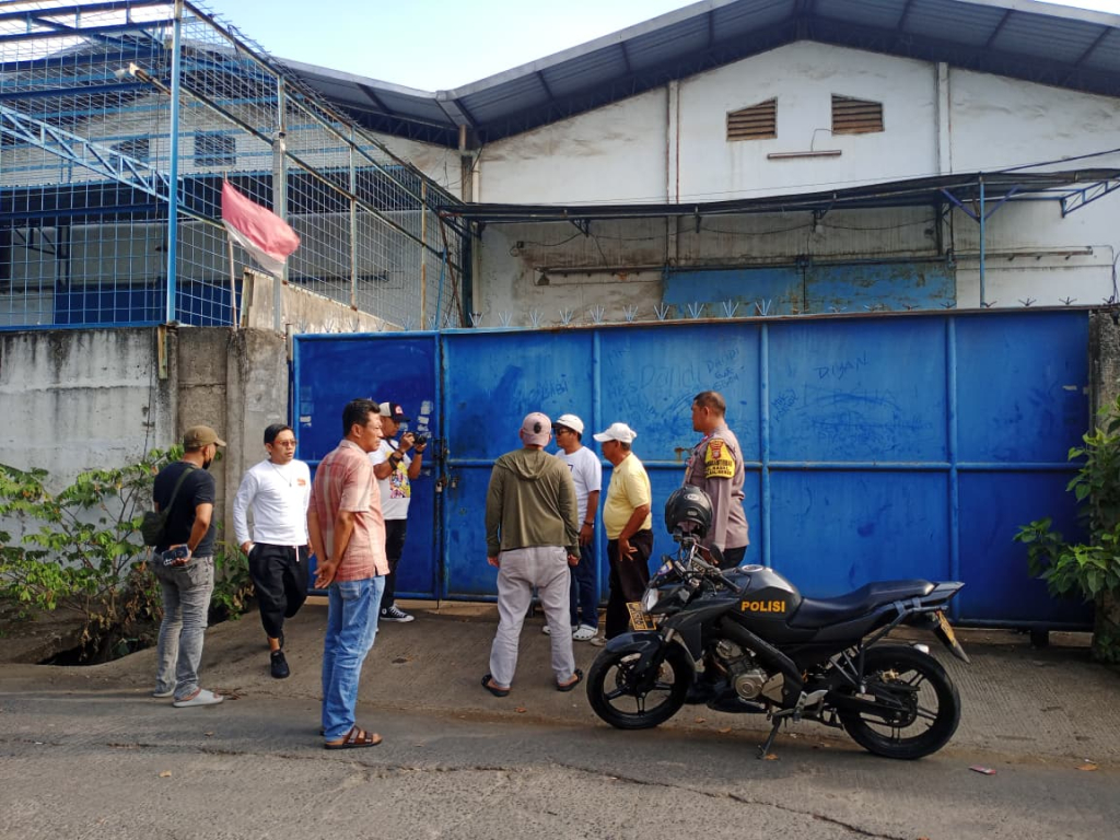 Polsek Kalideres Polres Metro Jakarta Barat gerak cepat menindaklanjuti informasi yang beredar di media terkait dugaan adanya tempat pengemasan oli palsu berbagai merek di wilayah Pergudangan Kamal.