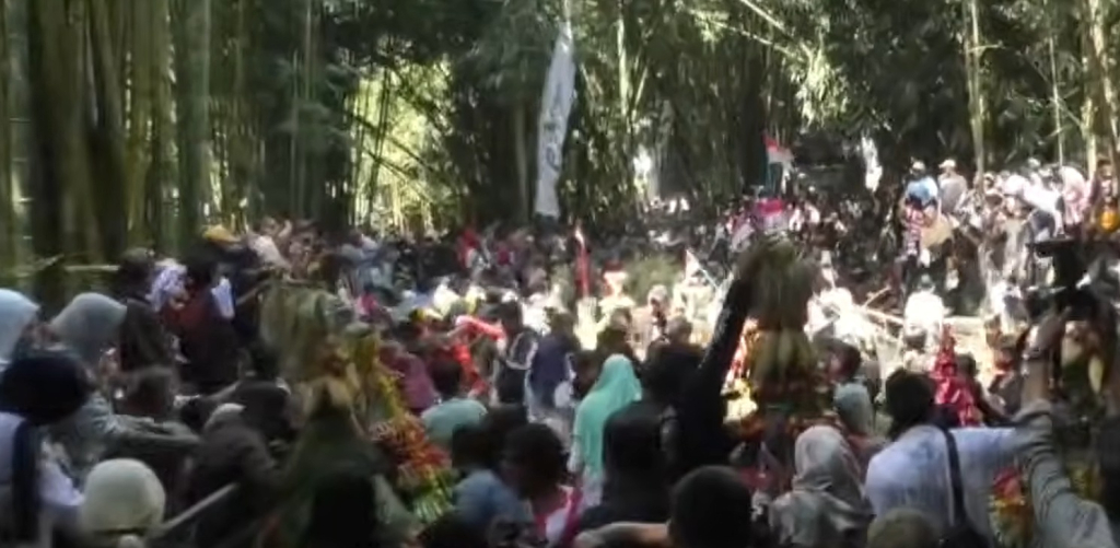 Tradisi Grebeg Suro yang digelar oleh warga lereng Gunung Semeru, di desa wisata Hutan Bambu, Sumbermujur, Kabupaten Lumajang. Perayaan yang berlangsung pada hari Selasa (16/06/2026).