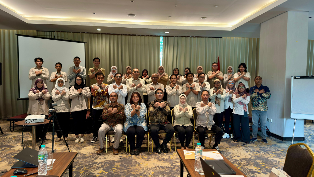 Dirjend Pemberdayaan KP2MI,  M. Fachri berfoto bersama peserta Kick-Of Meeting Joint Steering Committee Penyusunan Peta Jalan Reintegrasi PMI yang Responsif Gender dan Berkelanjutan.