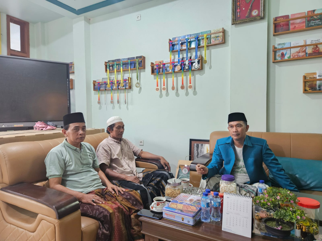 Islamic Boarding School Padepokan Kyai Mudrikah Kembang Kuning (IBS PKMKK) menjalin kesepahaman strategis dengan Pemerintah Desa (Pemdes) Lancar untuk membangun kawasan olahraga sunnah yang terintegrasi. 