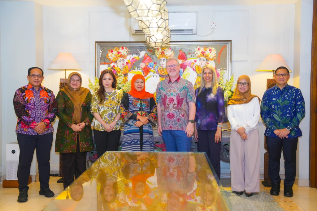 Gubernur Jatim Khofifah bertemu dengan University Rector for Indonesia and Southeast Asia, KCL, Prof. Simon Tenner dan Head of Operations KCL Singhasari Suneeta Nathan di Surabaya, Kamis (18/06/2026).