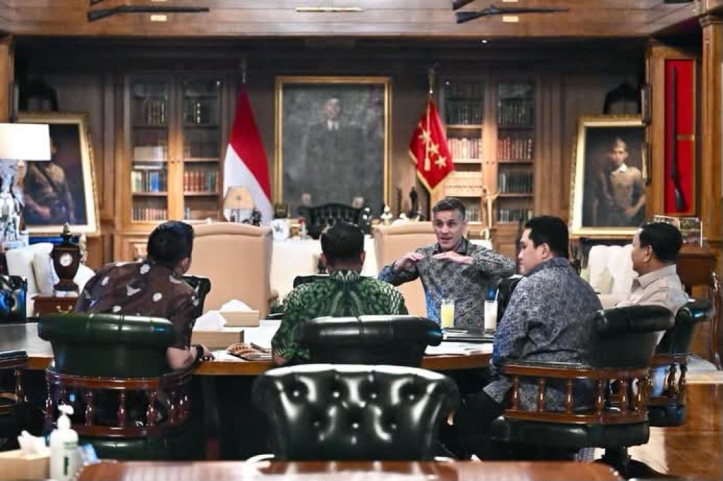 Pelatih Timnas Indonesia John Herdman (ketiga kanan) tengah memberikan penjelasan kepada Presiden Prabowo (kanan), disaksikan Menpora Erick Thohir (kedua kanan) dan Prasetyo Hadi serta Teddy Indra W.
