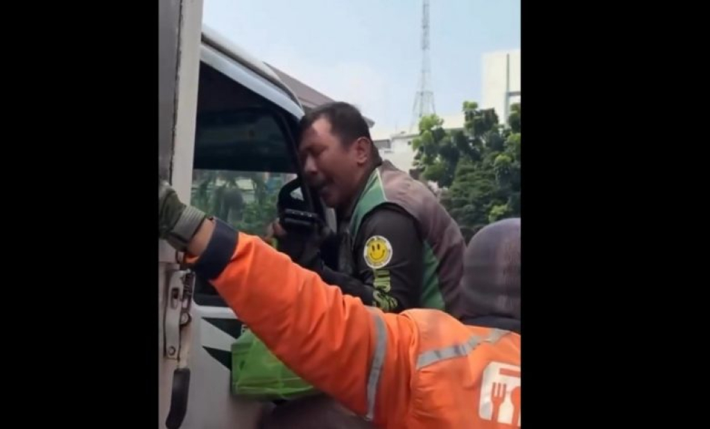 Tangkapan screenshot di youtube dan media sosial saat pengemudi ojek online Sulis ikut diangkat petugas Satpol PP DKI Jakarta bersama kendaraannya saat parkir sembarangan.
