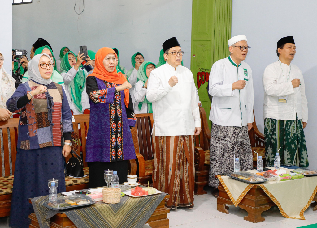 Menteri PPPA Arifah Fauzi (kiri) didampingi Gubernur Jatim Khofifah Indarparawansa (kedua kiri) dan Mudir ’Ali JATMAN Ali Masykur Musa (ketiga kiri), Pengasuh Ponpes Al Islahiyyah KH Nadjib Zamzami