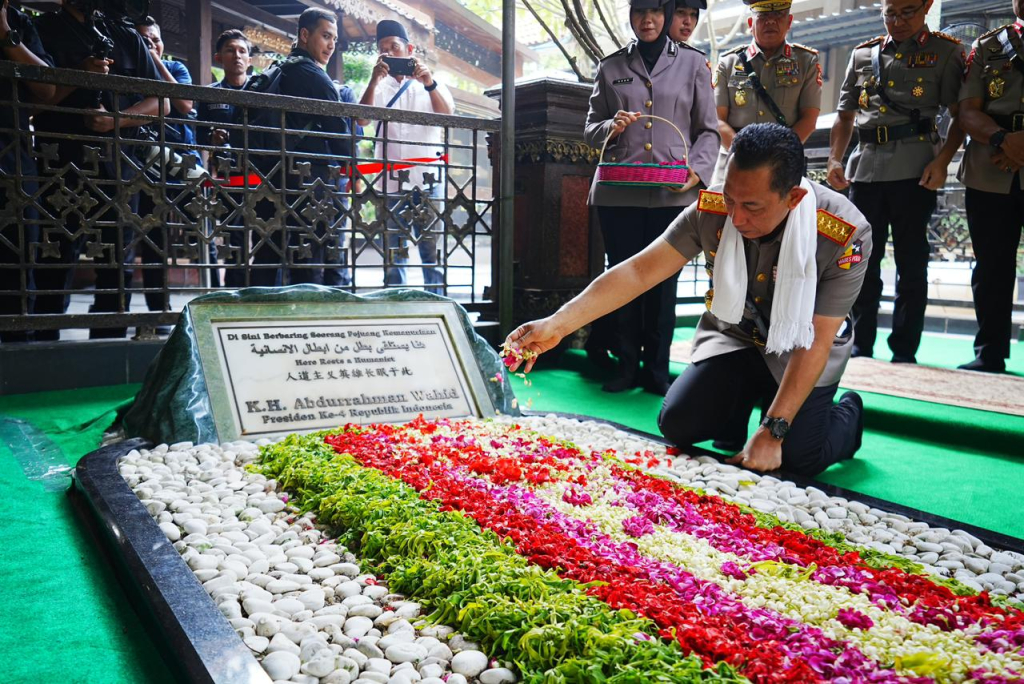 Kapolri Jenderal Listyo Sigit Prabowo melaksanakan ziarah ke makam Presiden ke-4 Republik Indonesia, Abdurrahman Wahid, di Kabupaten Jombang, Jawa Timur, Sabtu (20/6/2026).