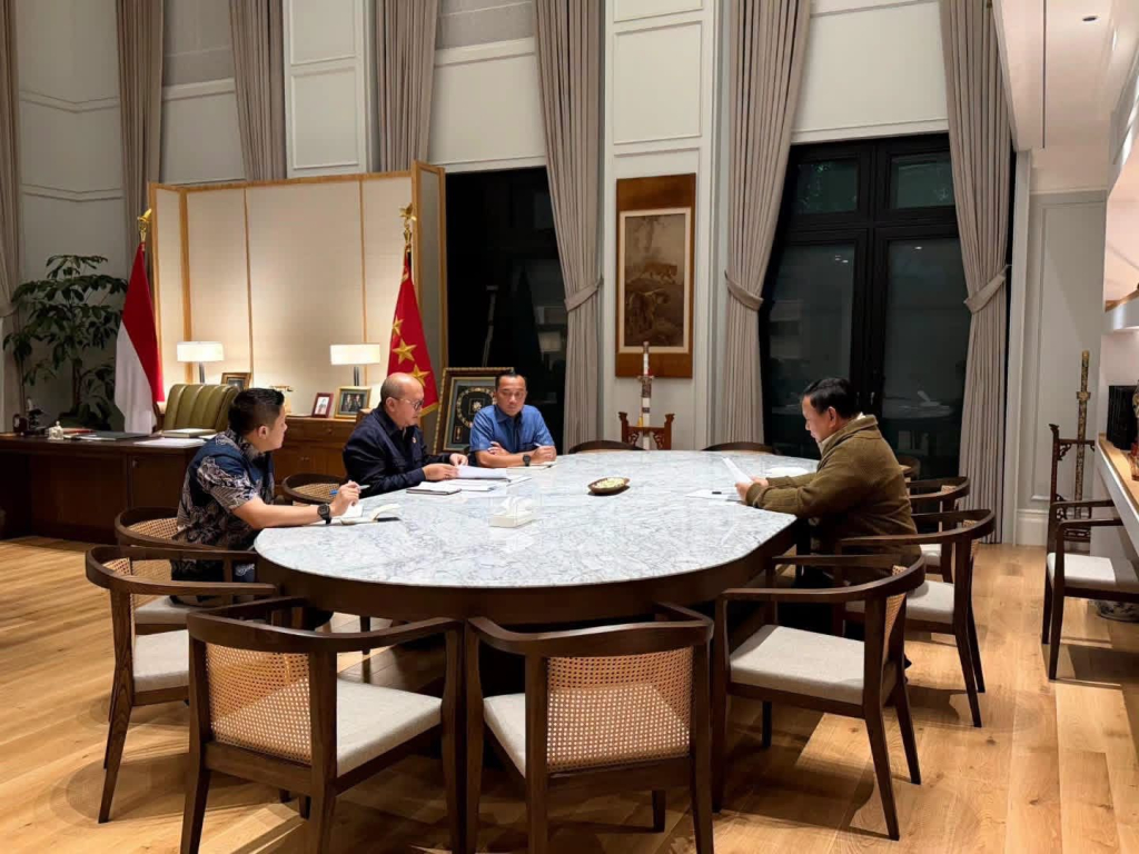 Presiden Prabowo Subianto (kanan) bersama Menteri Investasi dan Hilirisasi/Kepala Danantara, Rosan Roeslani (kedua kiri) didampingi Prasetyo Hadi dan Teddy Indra Wijaya di kediaman Kertanegara.