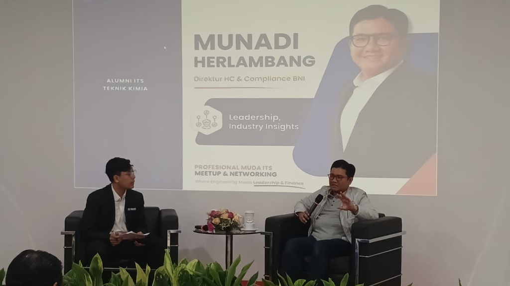 Direktur Human Capital & Compliance PT Bank Negara Indonesia (Persero) Tbk Munadi Herlambang hadir dalam acara Professional Muda ITS Meet Up & Networking Event bagian rangkaian Youth Leadership Camp.