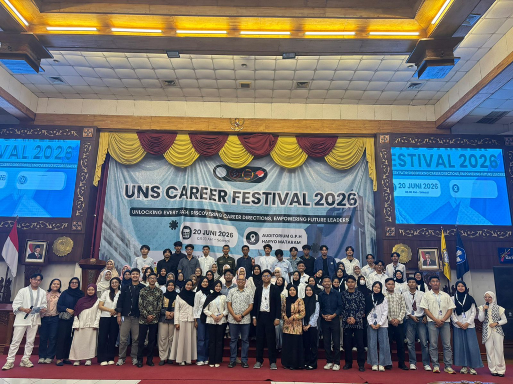 Direktur SDM SPMT, Edi Priyanto bersama peserta UNS Career Festival 2026 yang diselenggarakan oleh Badan Eksekutif Mahasiswa (BEM) UNS pada Sabtu (20/6).