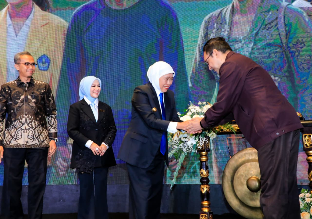 Gubernur Jawa Timur Khofifah Indar Parawansa  bersama LL DIKTI VII melaunching Program Kampus Berdampak untuk Komunitas Lebih Tangguh ( Kakak Tangguh )