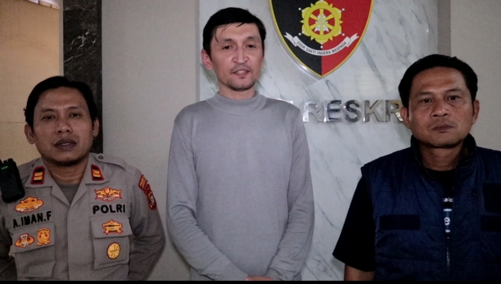Seorang warga negara asing (WNA) asal Uzbekistan, Sirqjiddin (39), didampingi Anggota Polsek Kalideres, Polresta Metro Jakarta Barat.