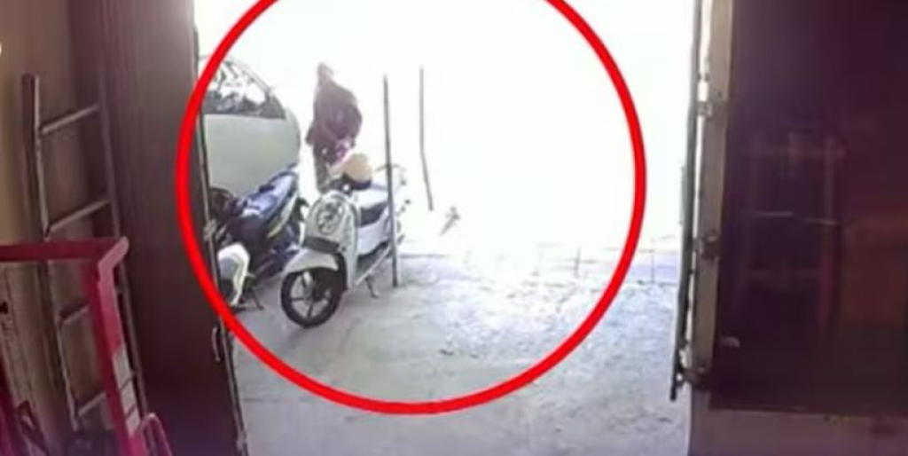 Potongan gambar CCTV saat aksi pencurian.