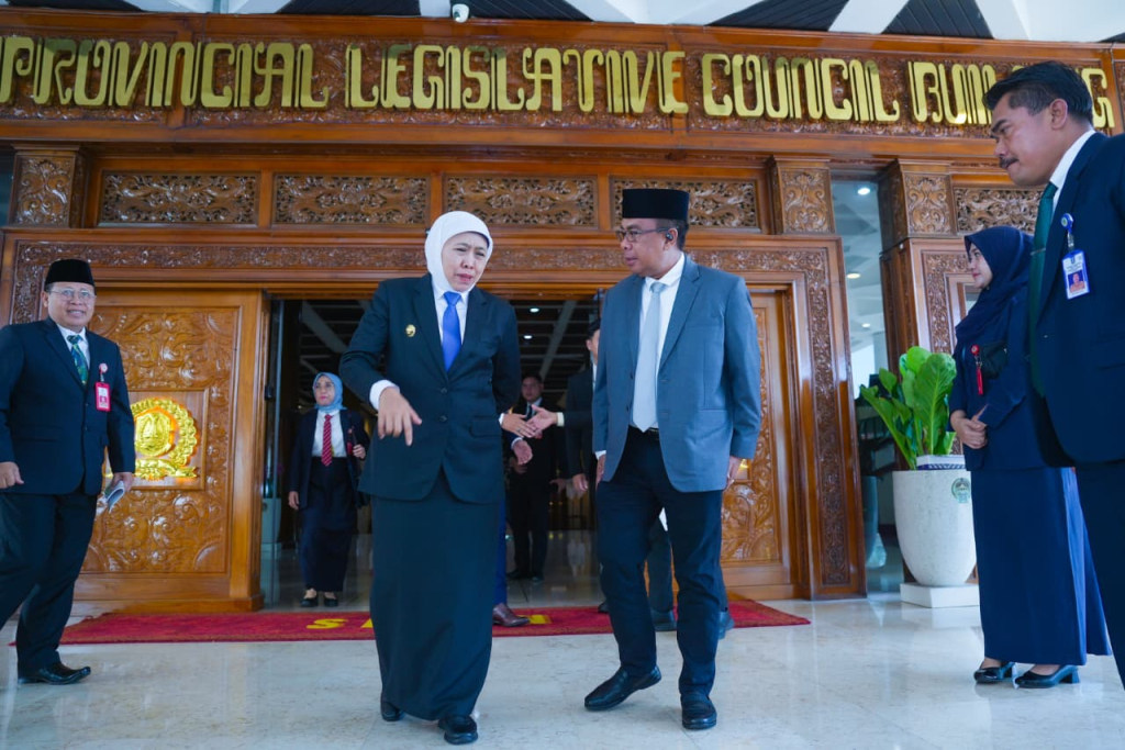 Gubernur Jatim Khofifah Indarparwansa tengah berjalan bersama Ketua DPRD Jatim Musyafak Rouf.