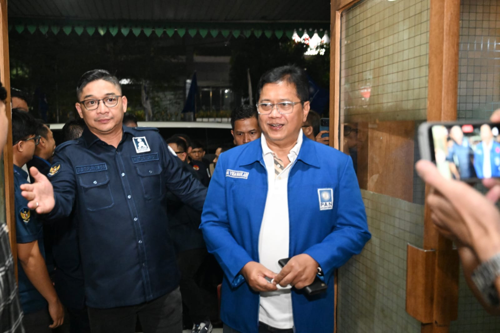 Wakil Ketua Umum PAN sekaligus Wakil Menteri Transmigrasi Viva Yoga Mauladi saat memasuki ruangan disambut Ketua Umum BM PAN Sigit Purnomo Purnomo Said (Pasha Ungu) saat hadir di debat Caketum BM PAN