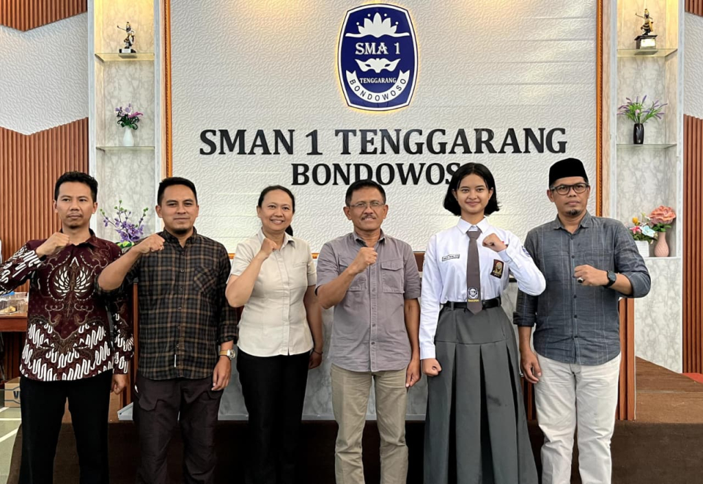 Angelica Theona Putri, siswi SMAN 1 Tenggarang, bersama Kepsek, KanCabDin Pendidikan Jatim Wilayah Bondowoso-Situbondo, serta dewan guru usai dinyatakan lolos seleksi Calon Paskibraka Nasional .