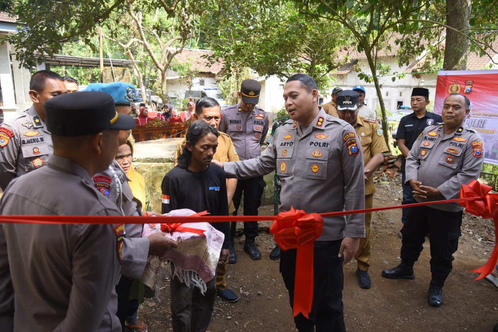 Sambut Hari Bhayangkara ke-80, Kapolres Bondowoso Resmikan Bedah Rumah dan Salurkan Bansos untuk Warga Desa Tegaljati.