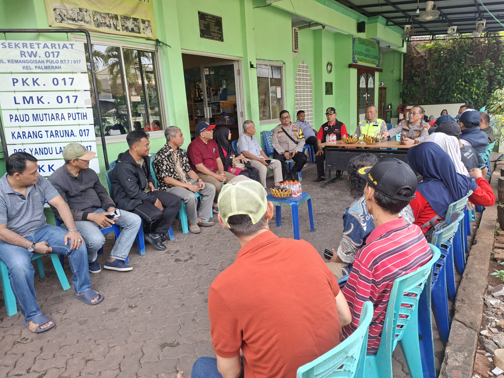 Polsek Palmerah Polres Metro Jakarta Barat menggelar kegiatan "Jaga Jakarta + Jayakarta On The Spot" bersama warga RW 017 Kelurahan Palmerah, Kecamatan Palmerah, Jakarta Barat, Selasa (23/6/2026).