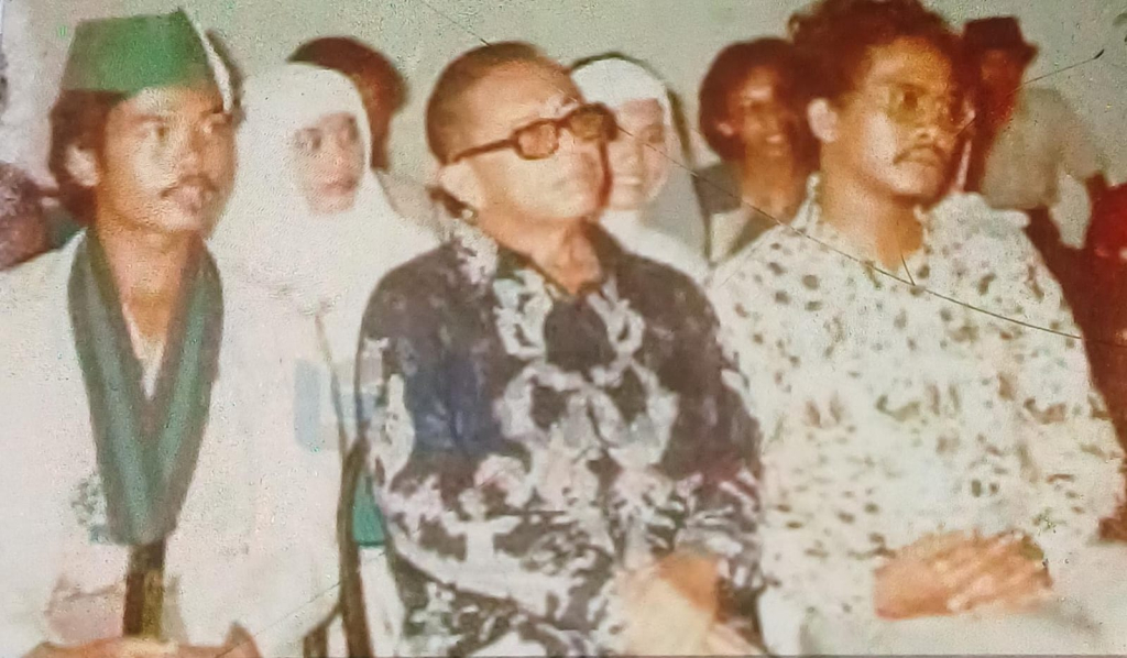 Prof Lafran Pane berkacamata saat menghadiri acara HMI.