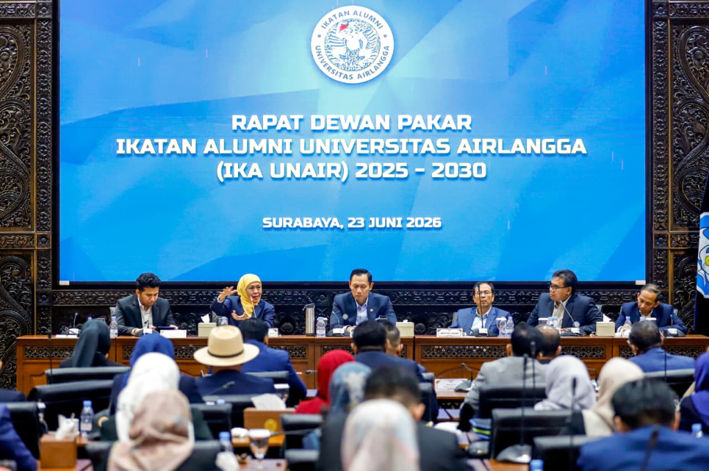 Ketum PP IKA UNAIR Khofifah Indar Parawansa bersama Ketua Dewan Pakar PP IKA UNAIR Agus Harimurti Yudhoyono (AHY) gelar Rakor Dewan Pakar PP IKA UNAIR di Ruang Amerta Lt. 4 Kantor Manajemen Kampus C.