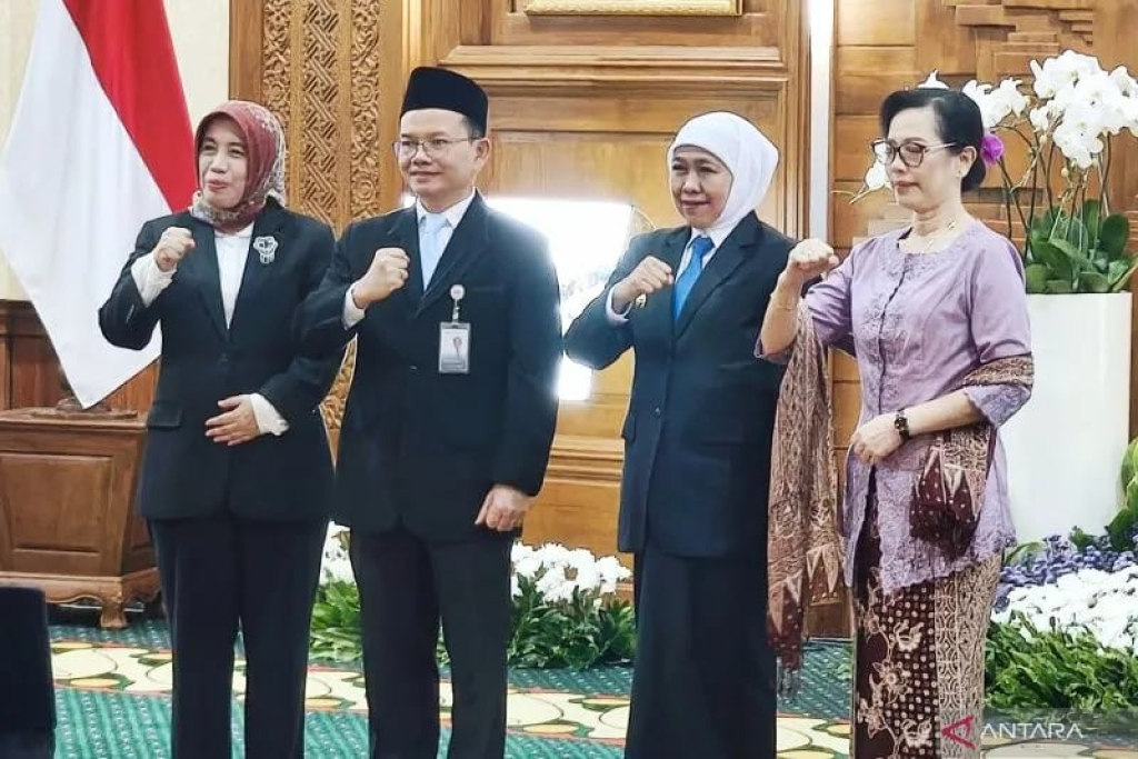 Gubernur Jawa Timur Khofifah Indarparawansa (kedua kanan) bersama Kepala Perwakilan BPKP Hasoloan Manalu.