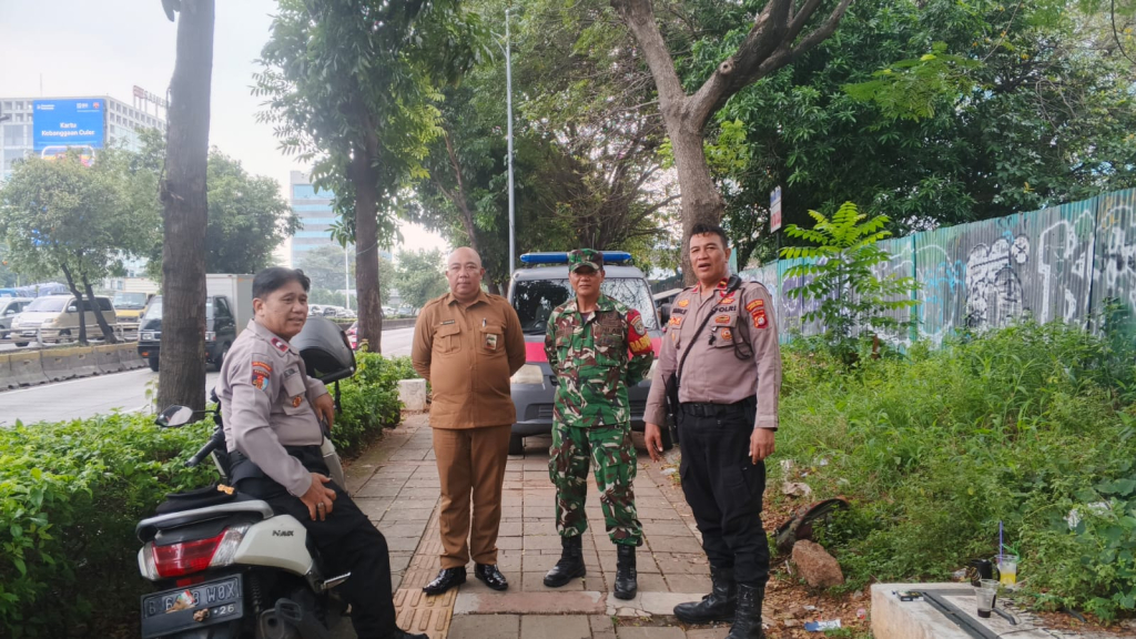 Unit Samapta Polsek Palmerah Polres Metro Jakarta Barat melaksanakan kegiatan patroli dialogis dan sambang di kawasan sentra ekonomi wilayah Palmerah, Rabu (24/6/2026).