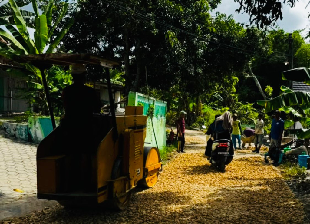 Pemdes dan masyarakat Desa Lancar memperbaiki jalan guna menyambut kehadiran ulama kondang Prof. Dr. KH. Abdul Somad. (Ist/Kabar Madura for JatimUPdate.id)