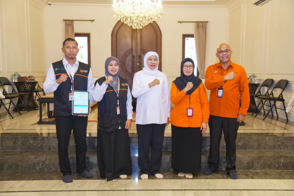 Gubernur Jatim Khofifah Indar Parawansa dengan tim sensus ekonomi dari BPS.