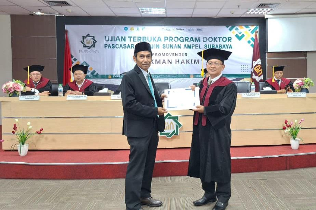 Dosen Fakultas Dakwah dan Komunikasi (FDK) UIN Sunan Ampel Surabaya, Lukman Hakim, menghadirkan konsep baru melalui disertasi doktoralnya tentang dewesternisasi jurnalisme di Indonesia.