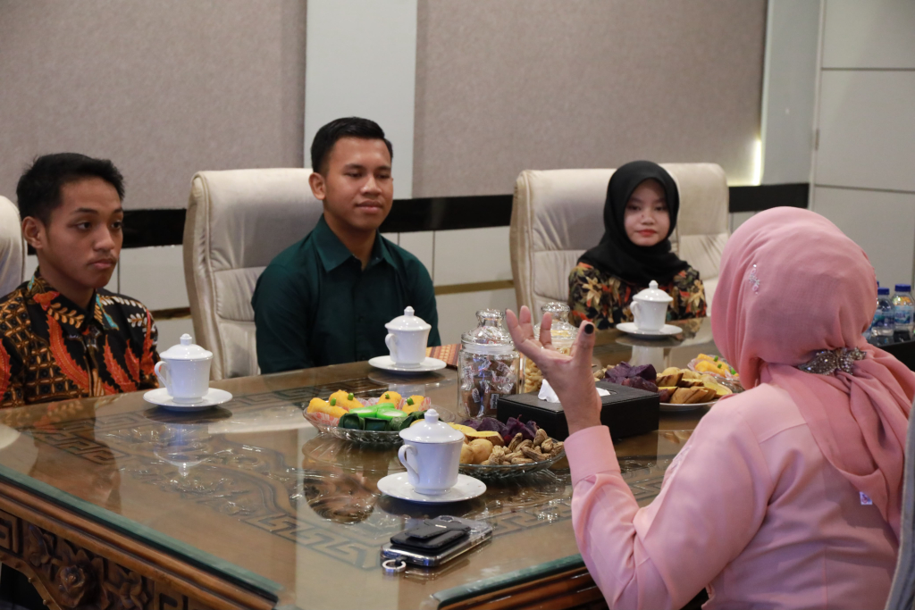 Tiga pelajar asal Kabupaten Sidoarjo yang terpilih sebagai delegasi Jambore Generasi Hijau 2026 memaparkan program aksi lingkungan. Program tersebut mendapat dukungan penuh dari Wakil Bupati Sidoarjo, Mimik Idayana.