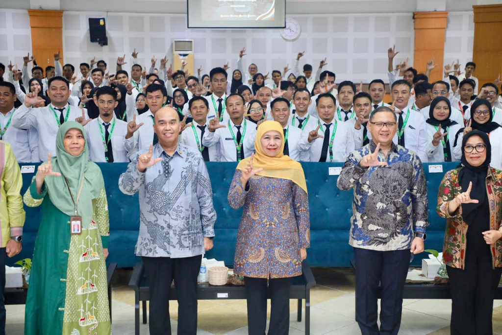Gubernur Jawa Timur Khofifah Indar Parawansa memaparkan pengalaman dihadapan ratusan Dosen Muda" Peserta Latsar CPNS di Pusjar SKMP LAN-RI Makassar.