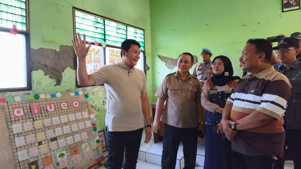 Bupati Sidoarjo Subandi memastikan pembangunan kembali tiga ruang kelas SDN Waung, Kecamatan Krembung, yang roboh beberapa waktu lalu segera direalisasikan.