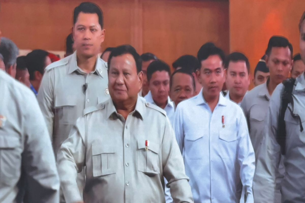 Presiden Prabowo Subianto didampingi Wapres Gibran Raka Buming Raka saat memasuki ruang pertemuan dengan para rektor, dekan dan para dosen.