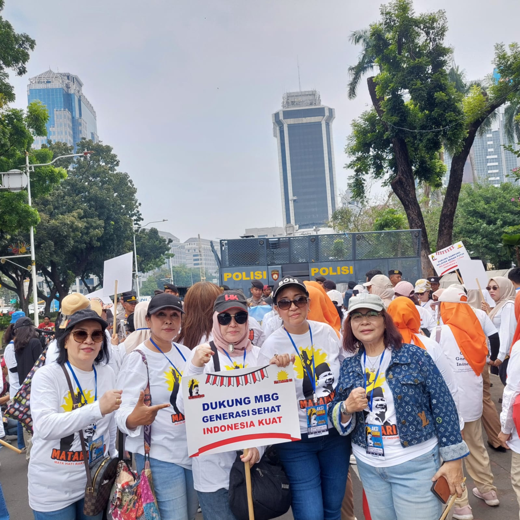 Barisan Relawan Matahari 08 pimpinan Dinuk Ashaf melakukan aksi damai menyuarakan dukungan penuh dengan membacakan 8 point pernyataan sikap di seputar Monas, Jakarta Pusat, Sabtu (27/06/2026).
