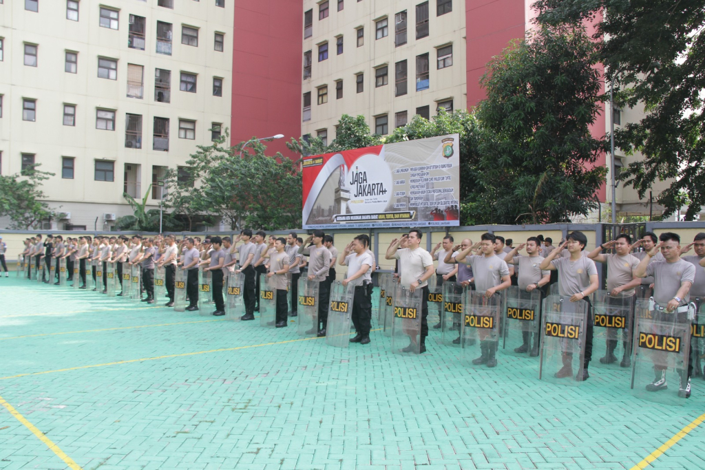 Polres Metro Jakarta Barat menggelar Latihan Pengendalian Massa (Dalmas) di Lapangan Hijau Polres Metro Jakarta Barat, Sabtu (27/6/2026).