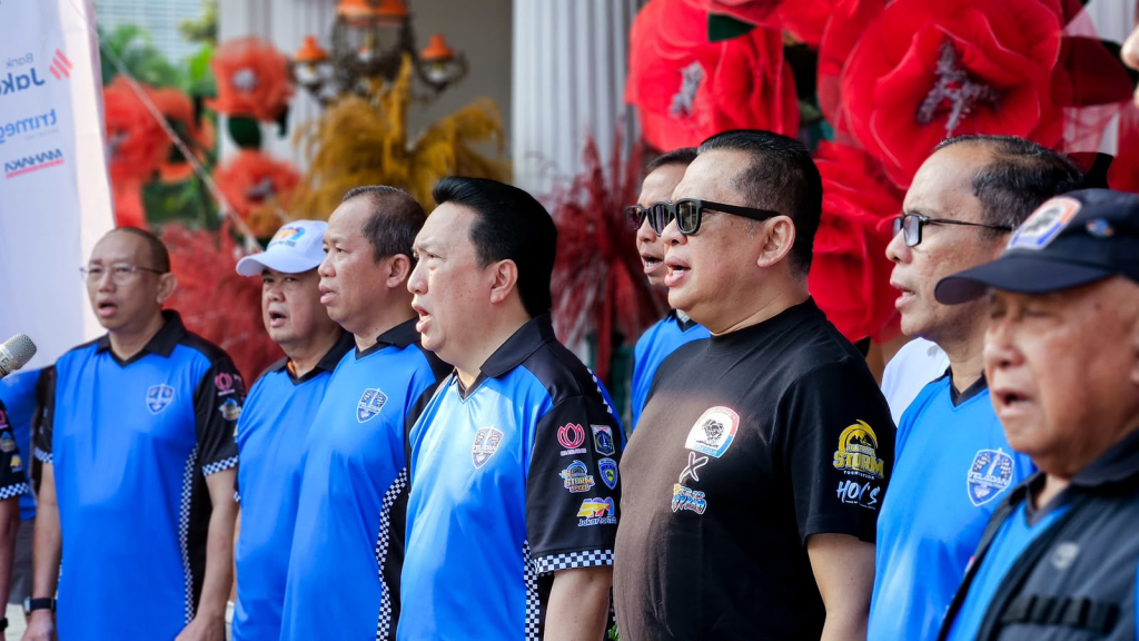 Sejumlah tamu undangan dan Bambang Soesetyo (ketiga Kanan) tengah menyanyikan lagu kebangsaan Indonesia Raya mengawali City Rally.