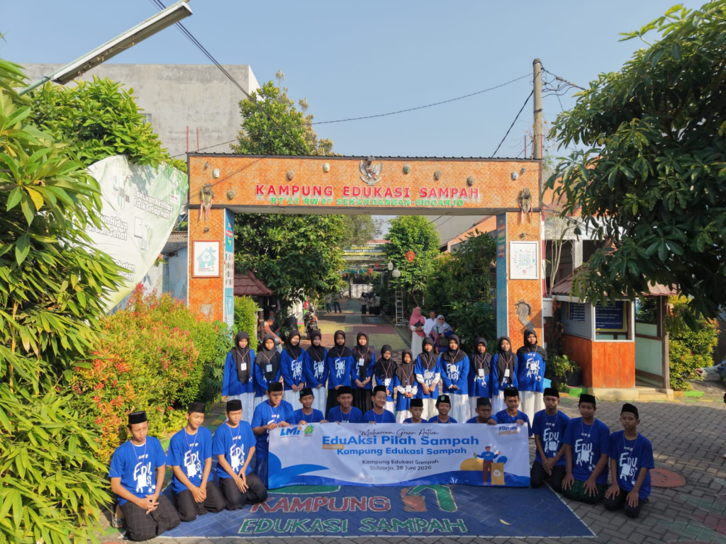 Muharram Green Action – Edu Aksi Pilah Sampah digelar di Kampung Edukasi Sampah (KES), Sekardangan, Sidoarjo, kolaborasi Lembaga Amil Zakat Nasional (Laznas) Lembaga Manajemen Infaq (LMI) dan KES.