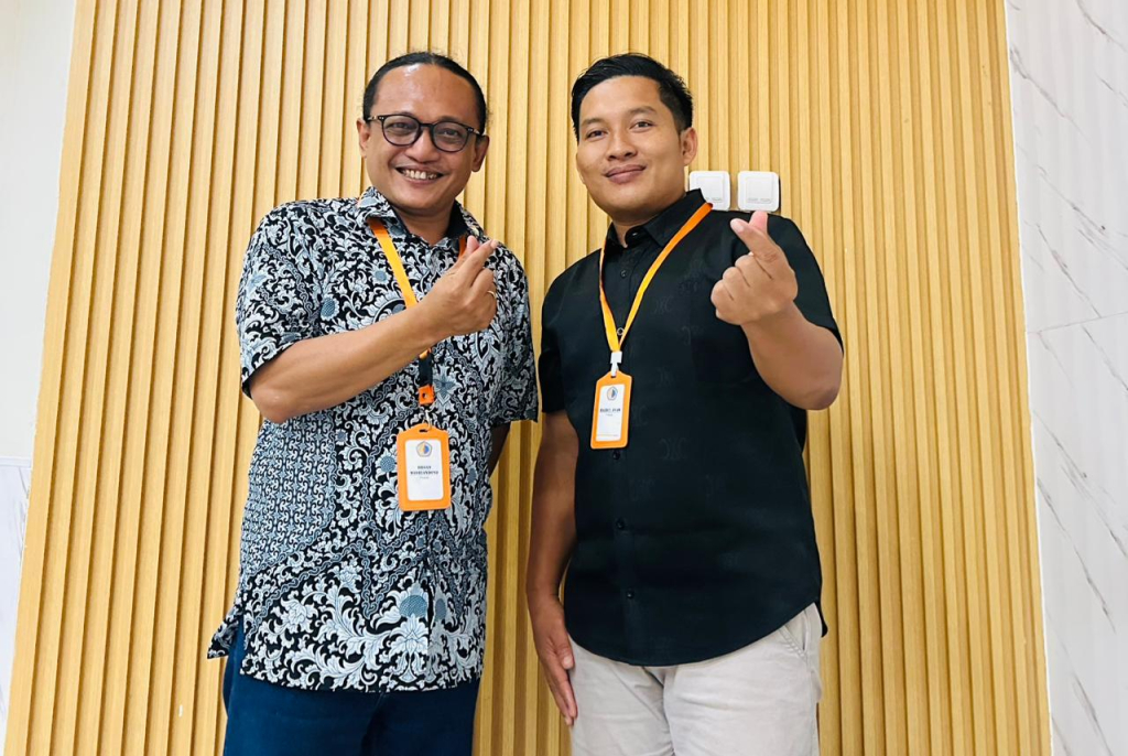 Pemred Harian Disway Doan Widhiandono (kiri), berfoto dengan Direktur Harian Kabar Madura Hairul Anam, saat bertugas sebagai Asesor UKW Dewan Pers di Universitas Dr. Soetomo. (Foto Hairul Anam)