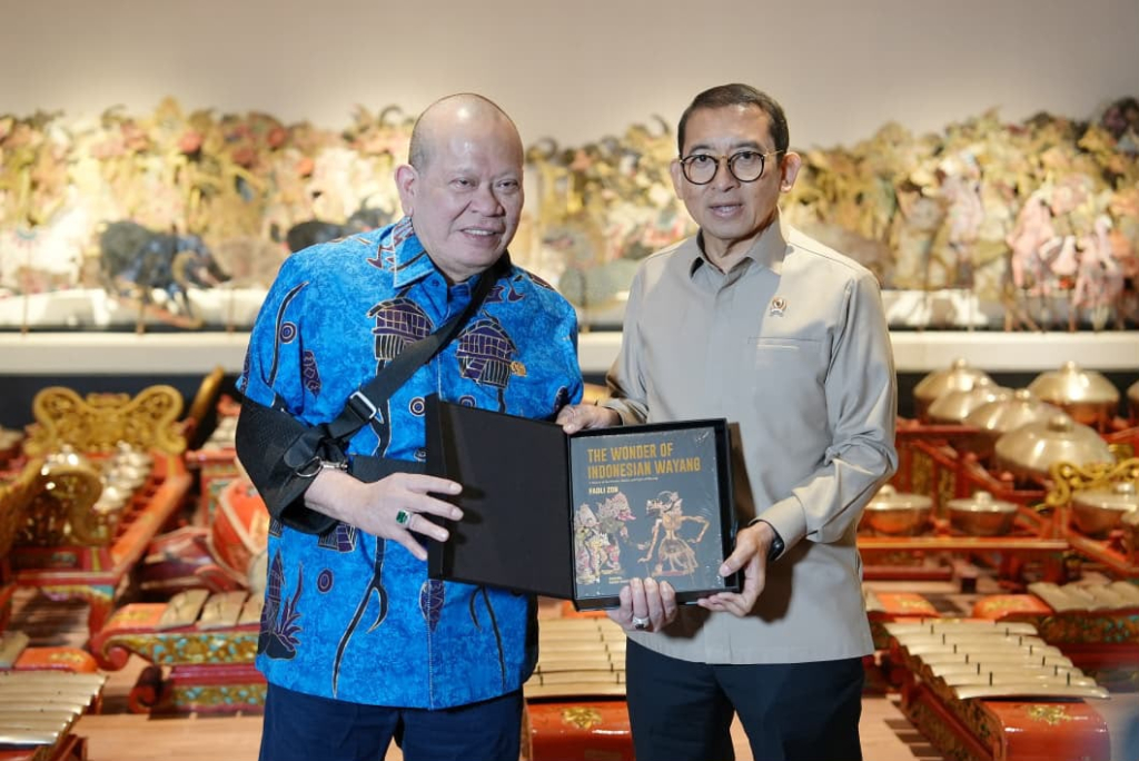 Anggota DPD RI asal Jawa Timur La Nyalla Machmud Mattalitti dengan Menteri Kebudayaan Fadli Zon.