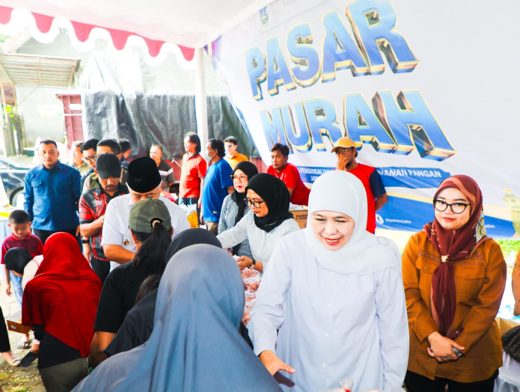 Gubernur Jatim Khofifah Indar Parawansa menggelar Pasar Murah ke-77 Tahun 2026 di Halaman Pentungan Sari Waterpark, Desa Toyomarto, Kecamatan Singosari, Kabupaten Malang, Minggu (28/6). 