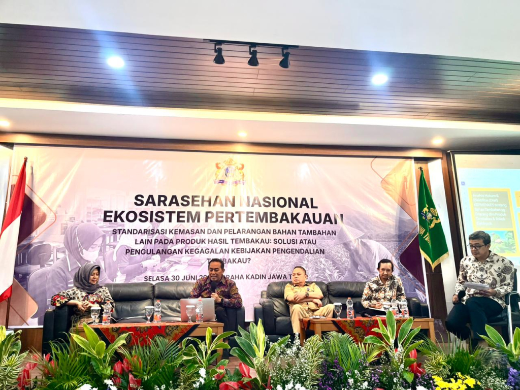KADIN Jatim gelar Sarasehan Nasional guna bahas rencana kebijakan kemasan rokok polos (plain packaging), batas tar nik yang salahi SNI dan larangan bahan tambahan lain pada produk hasil tembakau.