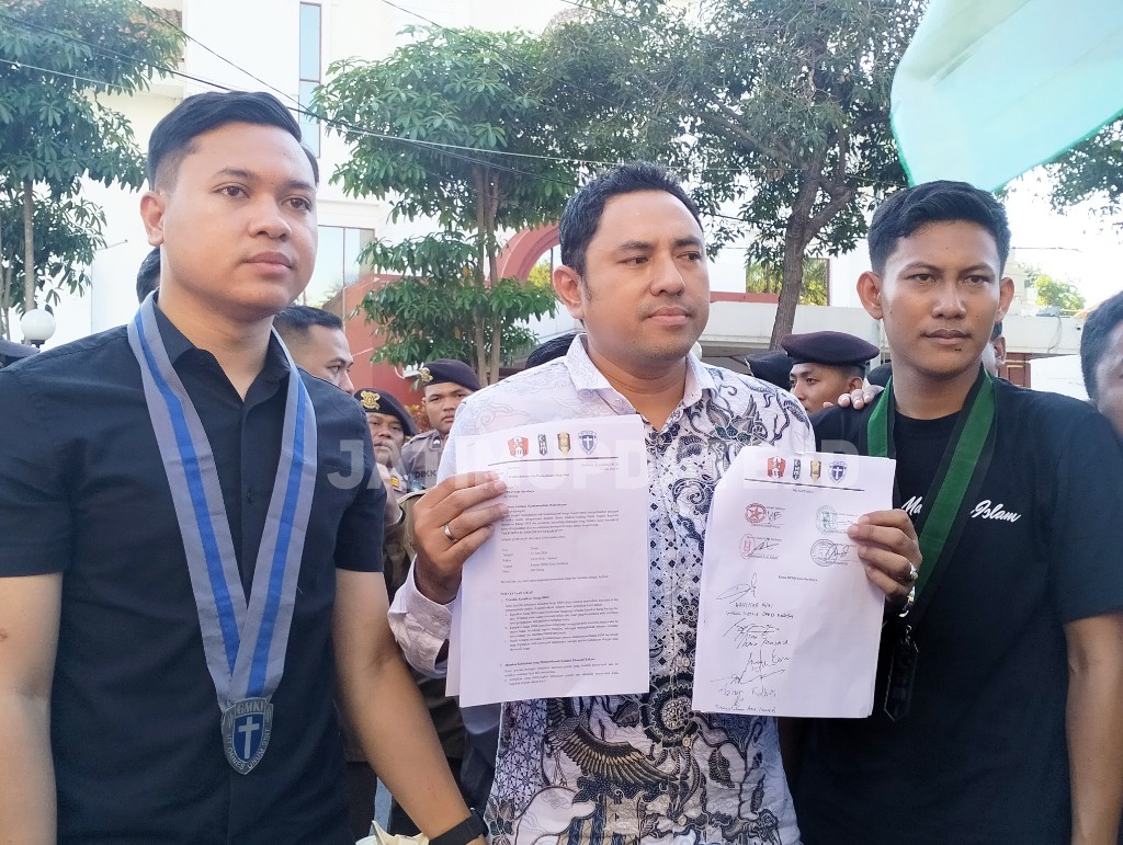 Pimpinan DPRD Surabaya, Bahtiyar Rifai saat menerima tuntutan Mahasiswa Surabaya, dok Jatimupdate.id