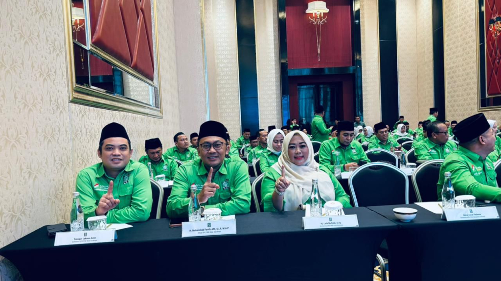 Ketua PKB Surabaya M Faridz Afif (tengah) bersama Tubagus Lukman Amin (Sekretaris) dan Laila Mufidah (Bendahara)