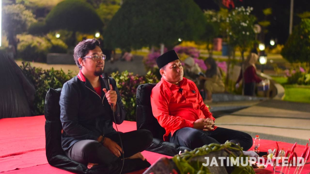 Rojil (kiri) saat dialog kebangsaan PAC PDIP Bulak Surabaya, dok Jatimupdate.id/day