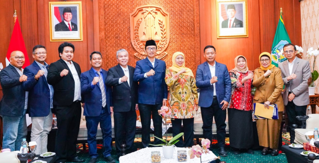 Pengurus baru Ikatan Alumni Fakultas Hukum Universitas Airlangga (IKA FH UNAIR) saat beraudiensi dengan Gubernur Jawa Timur, Khofifah Indar Parawansa, yang juga menjabat Ketua Ikatan Alumni UNAIR