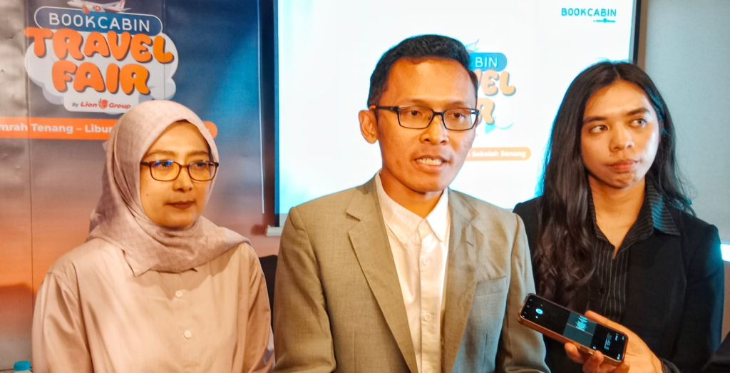 Danang Mandala Prihantoro, Corporate Communications Strategic Lion Air Group (tengah) saat memberikan keterangan pers