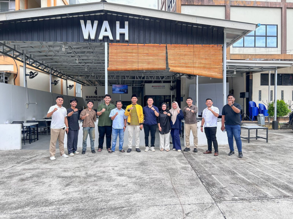 Waketum AMPI, Arief Rosyid Hasan (tengah, berjaket kuning)