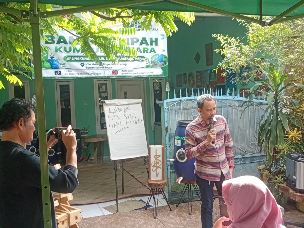 Sekretaris Kelurahan Mekarwangi, Kecamatan Tanah Sareal, Rully Ferdinansyah  saat menghadiri Launching Bank Sampah Kumpul Mutiara di Kota Bogor, Minggu (14/6/2026).